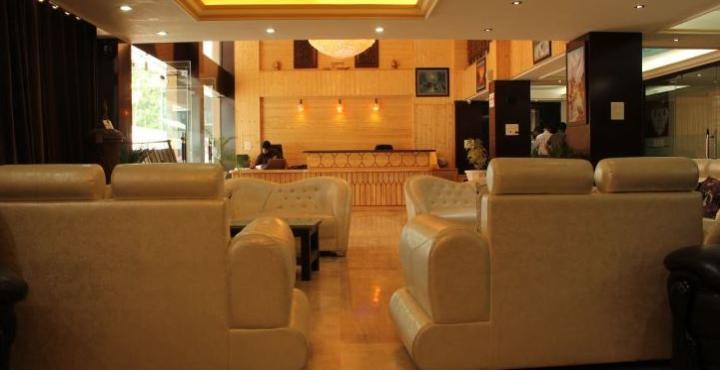 Hotel Royal Batoo Srīnagar Buitenkant foto